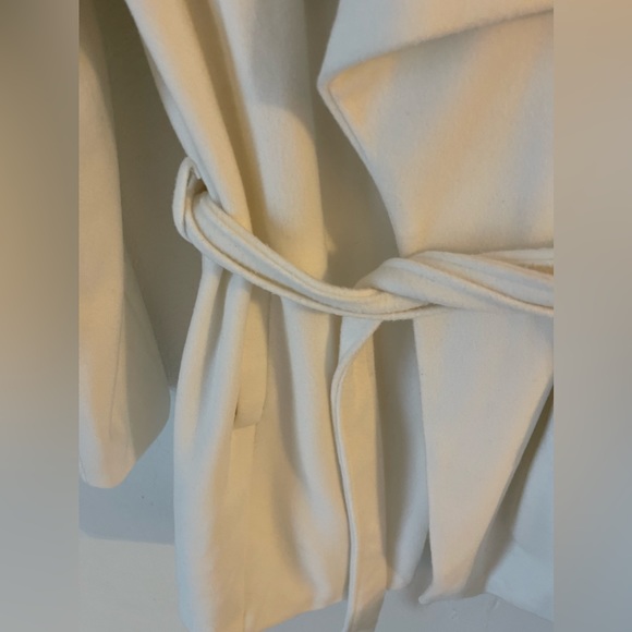 Frenchy Lapel Neck White coat with pockets and belt - Picture 4 of 9